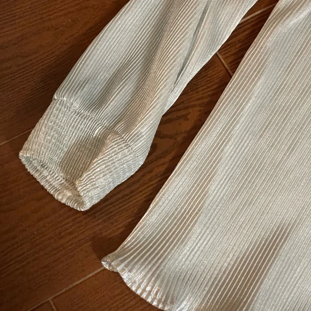 Anthropologie Lulumari shimmer silver elastic on off shoulder pleat blouse sz LG - Picture 8 of 15
